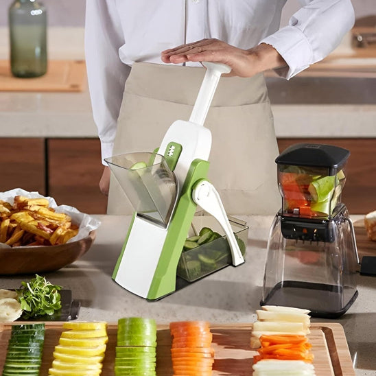 mandoline cuisine debout devant le travail accomplis