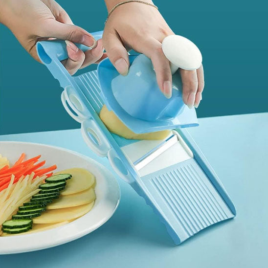 mandoline cuisine en plein travail avec protege main