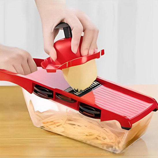 mandoline cuisine en plein travail pour faire chips