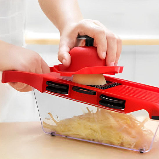 mandoline cuisine en train de faire filet patate